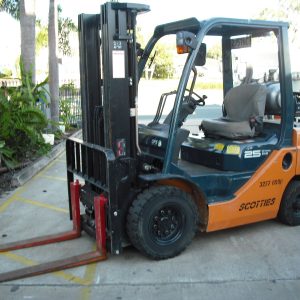 Toyota 32 8FG25 Forklift 4.7M T/S Mast, ,Unit 808 for hire at Scotties Forklift Hire in Coopers Plains, Brisbane Southside.